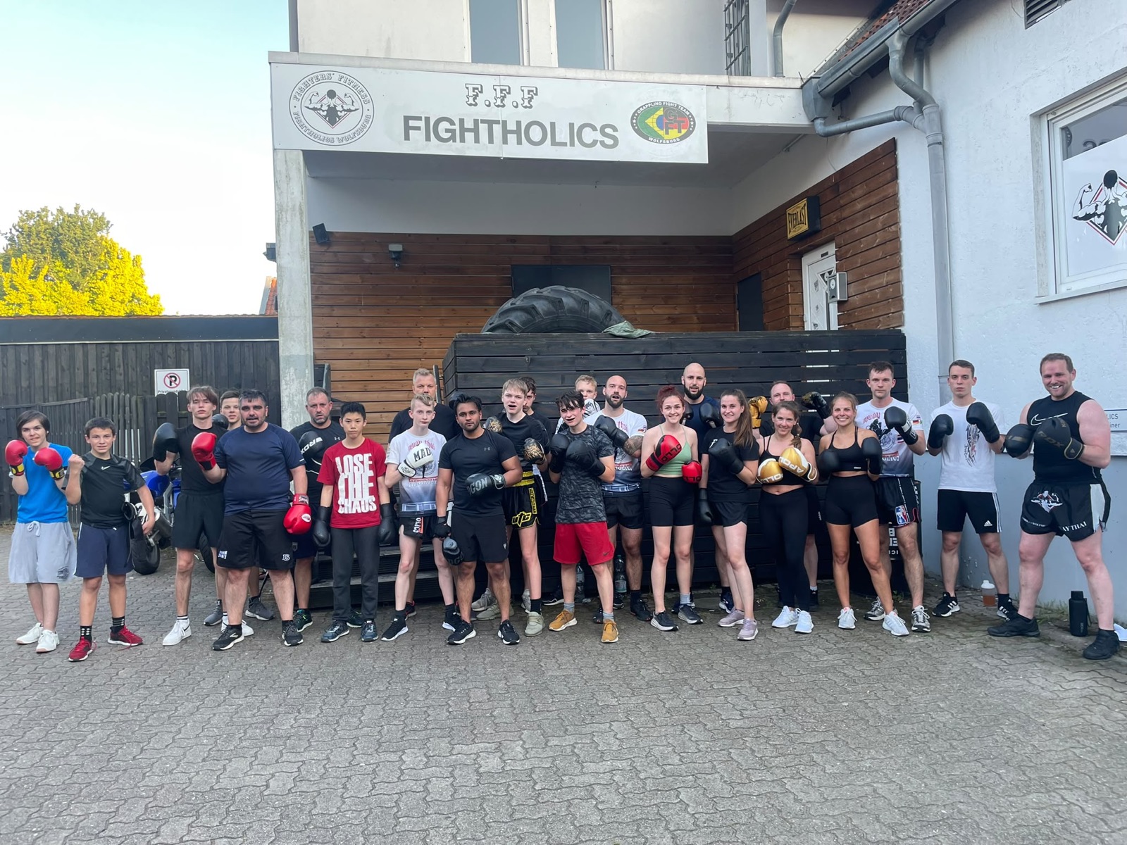 Die Fightholics-Familie beim Sommertraining vor dem Gym