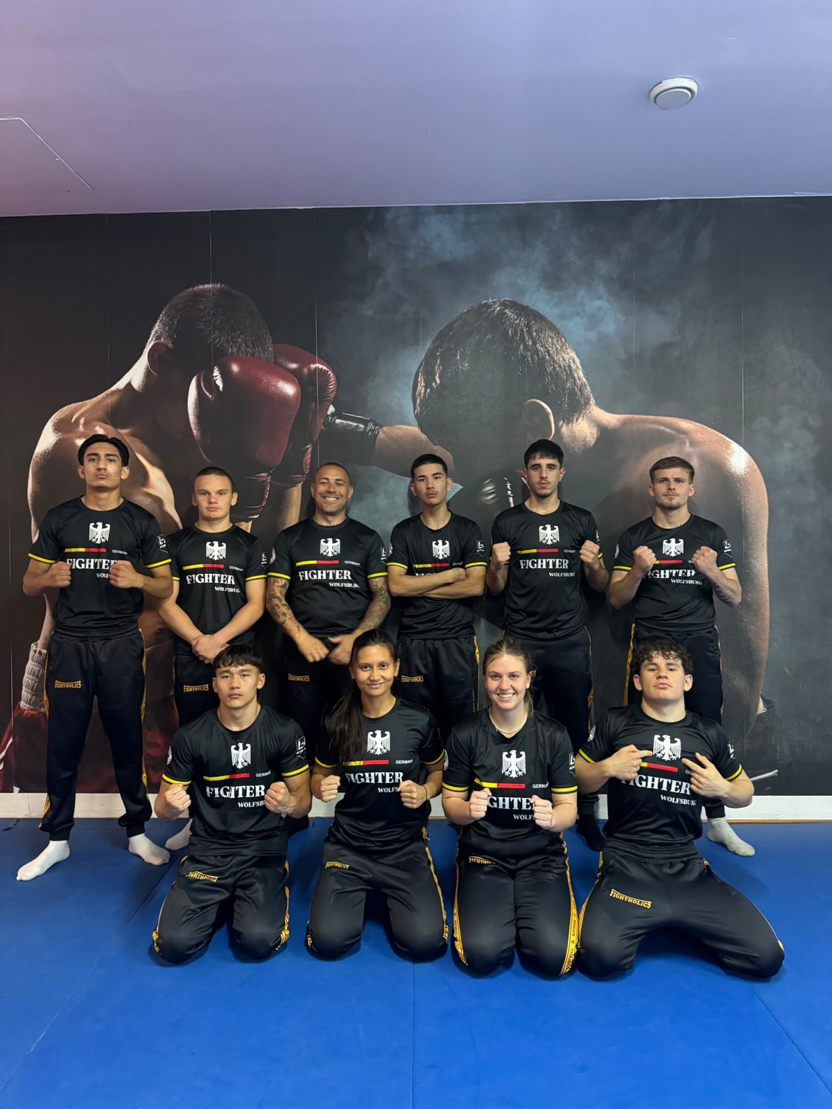 Das Fightholics-Wettkampfteam im Nationaltrikot